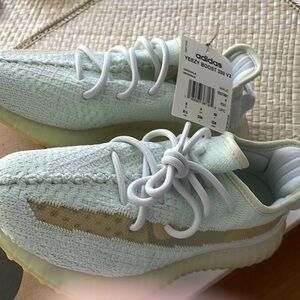 Yeezy boost 350 v2 hypers BNIB